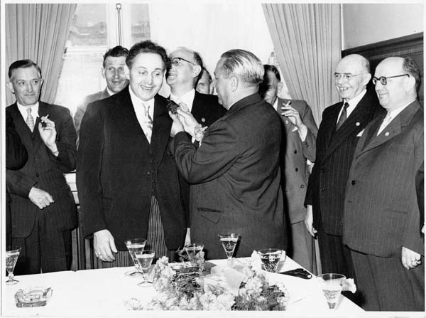 fahnenweihe19560610002mitgliederehrung