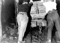 Minieres 1936 04 roulage a main